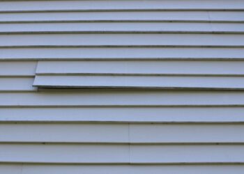 A,Loose,Piece,Of,Vinyl,Siding,On,A,House | Hatch Homes