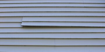 A,Loose,Piece,Of,Vinyl,Siding,On,A,House | Hatch Homes